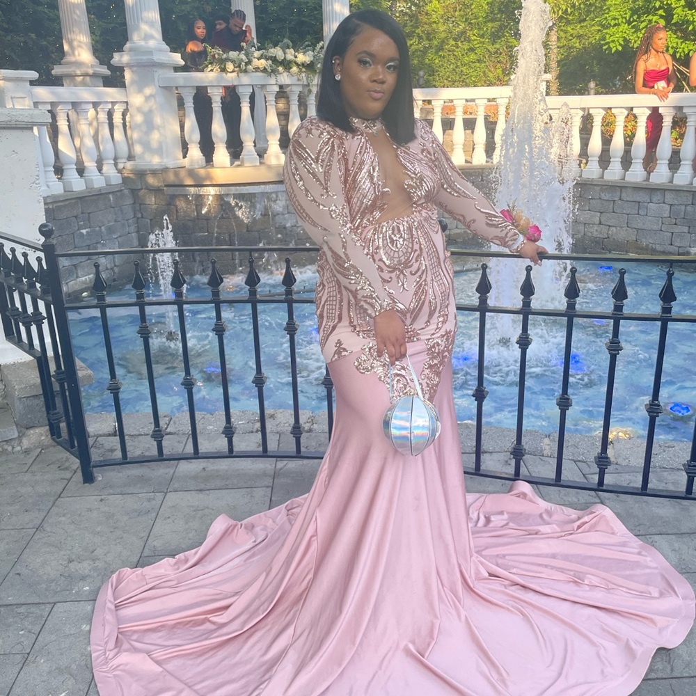 I am selling my 2nd prom dress .
